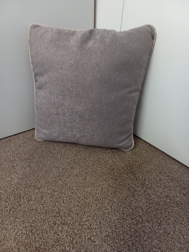 Te koop: dit bruine, iets glimmende stoffen sierkussen, Ophalen, Gebruikt, Bruin, Vierkant