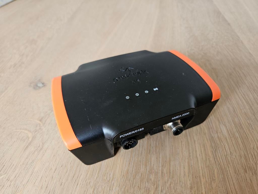 Em-trak B953 5watt AIS Klasse B met Antenne splitter, Ophalen of Verzenden, Zo goed als nieuw, Communicatie