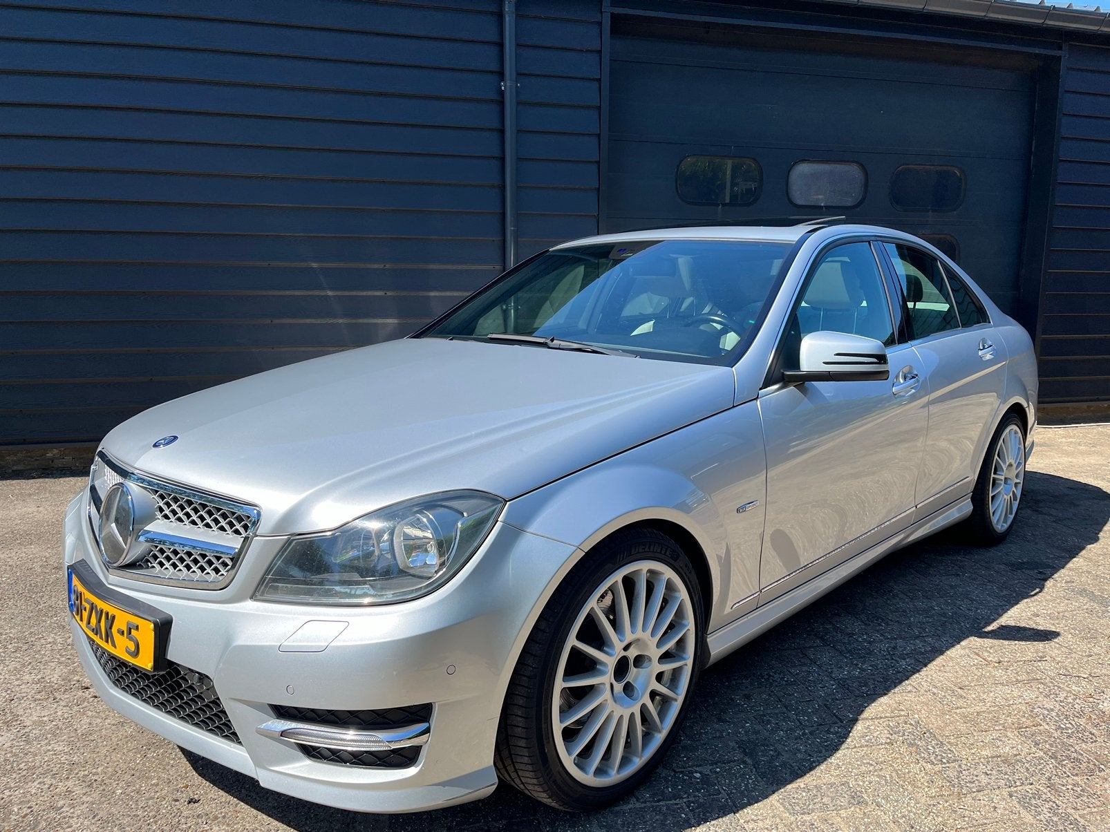 Mercedes-Benz C-Klasse C350 AMG Aut Grijs, Auto's, Mercedes-Benz, Automaat, Euro 5, 1800 kg, Beige