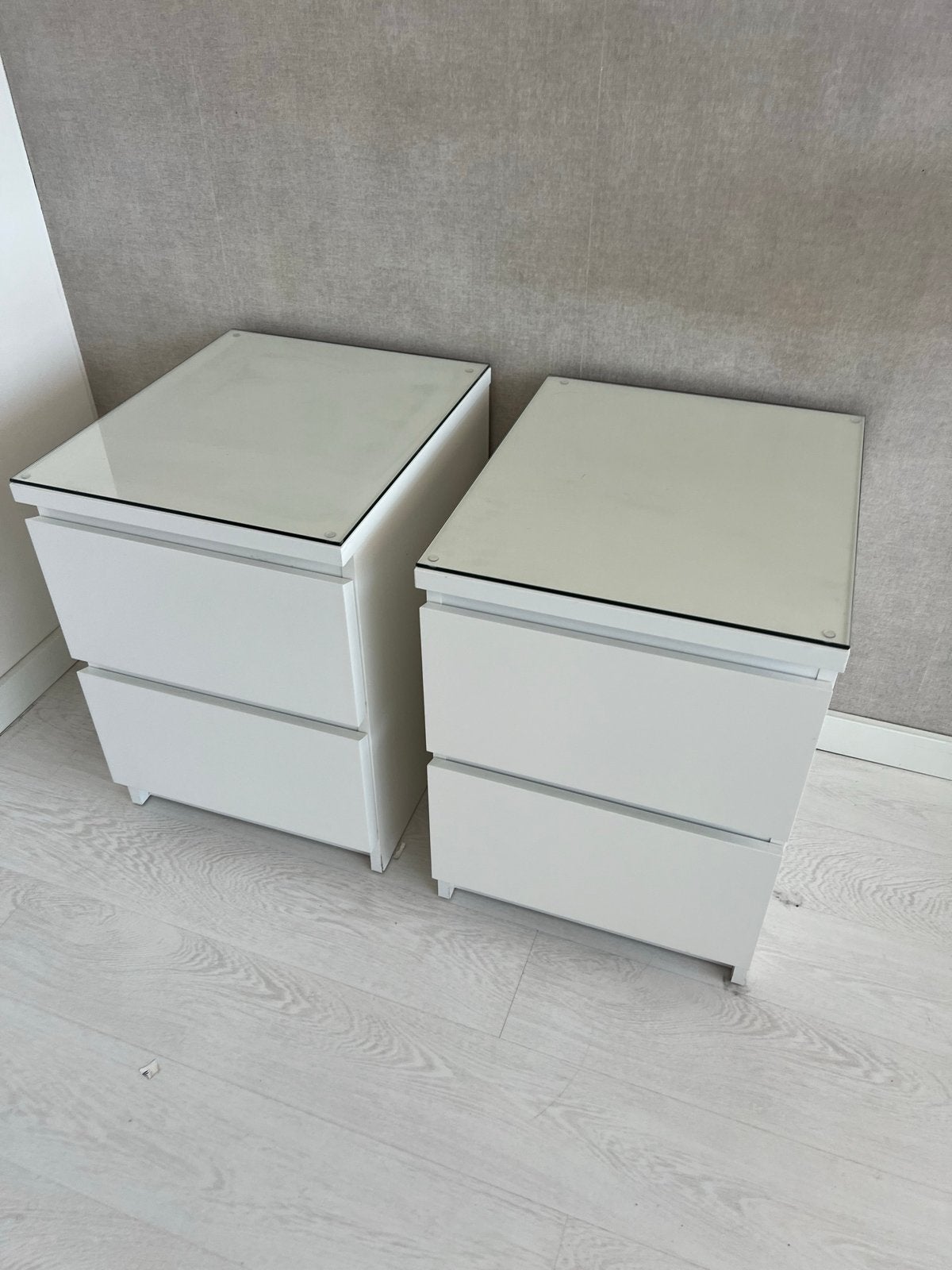 2 IKEA Malm nachtkastjes met glazen plaat, Ophalen, Gebruikt, 45 tot 65 cm, Minder dan 55 cm