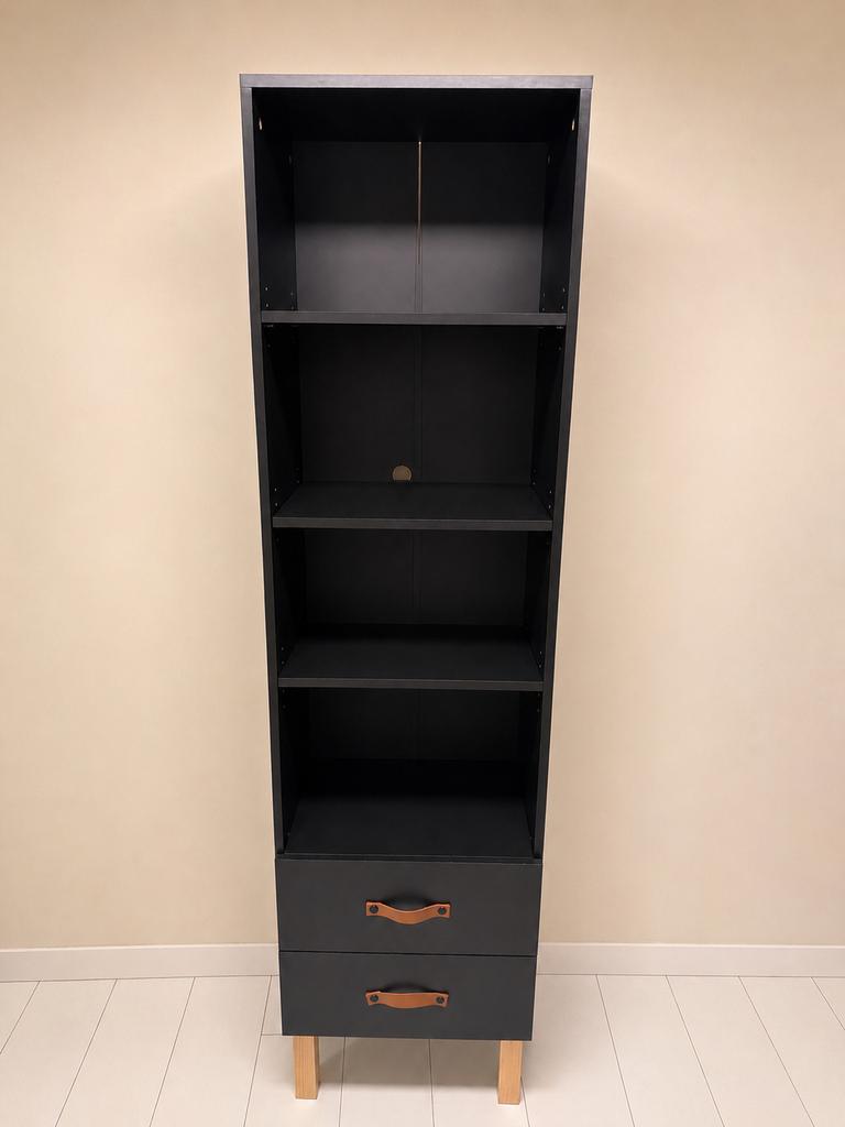Zwarte boekenkast met lades en houten poten (Bopita Floris), Ophalen, Minder dan 50 cm, Zo goed als nieuw, Met lade(s)