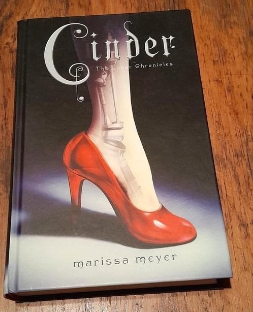 Cinder The Lunar Chronicles - Marissa Meyer, Boeken, Fantasy, Ophalen of Verzenden, Gelezen, Marissa Meyer