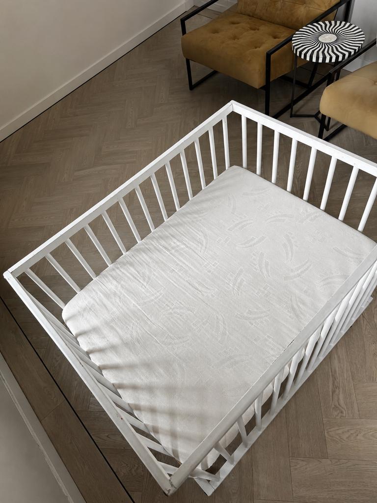 Europe Baby Arike Witte Box/Babybed - Goede Staat, Kinderen en Baby's, Boxen, Ophalen of Verzenden, Gebruikt, Rechthoekig, Wieltjes
