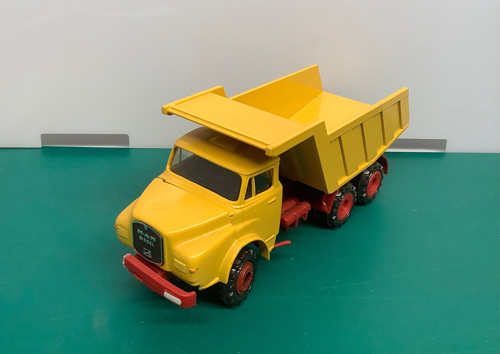 Conrad schaalmodel 1:50 MAN Diesel Kiepwagen - Geel. Metaal., Ophalen of Verzenden, Gebruikt, Bus of Vrachtwagen, Conrad