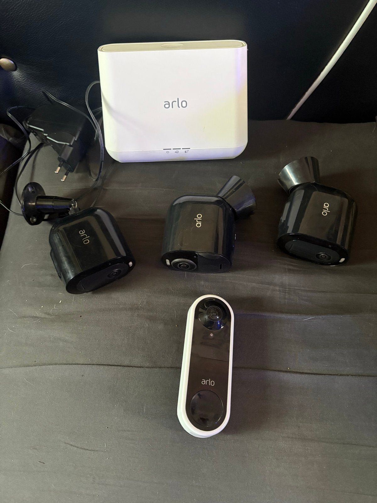 Arlo Beveiligingsset: 3 Camera's, Deurbel & Homebase, Ophalen of Verzenden, Gebruikt, Buitencamera