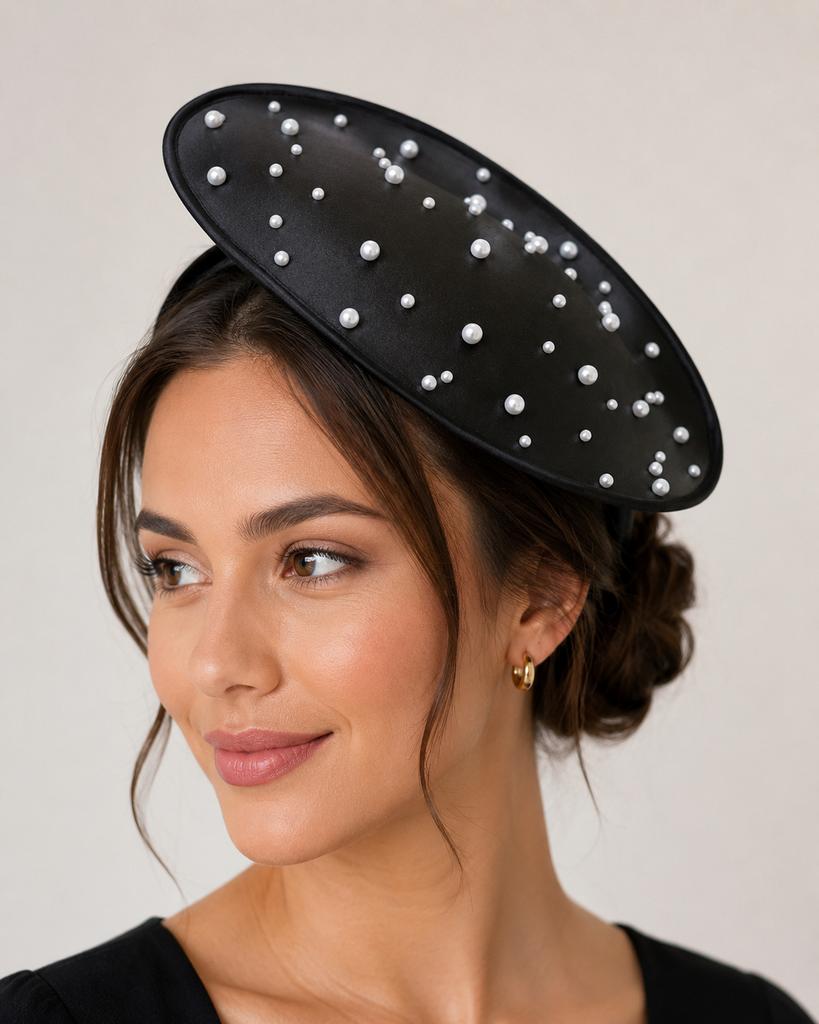 Zwarte fascinator met parels / Haarband hoedje, Kleding | Dames, Hoeden en Petten, Ophalen of Verzenden, Nieuw, One size fits all