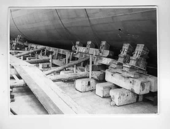 scheepvaart-foto-werf?-2x, Verzamelen, Scheepvaart, Ophalen of Verzenden, Zo goed als nieuw, Motorboot, Boek of Tijdschrift