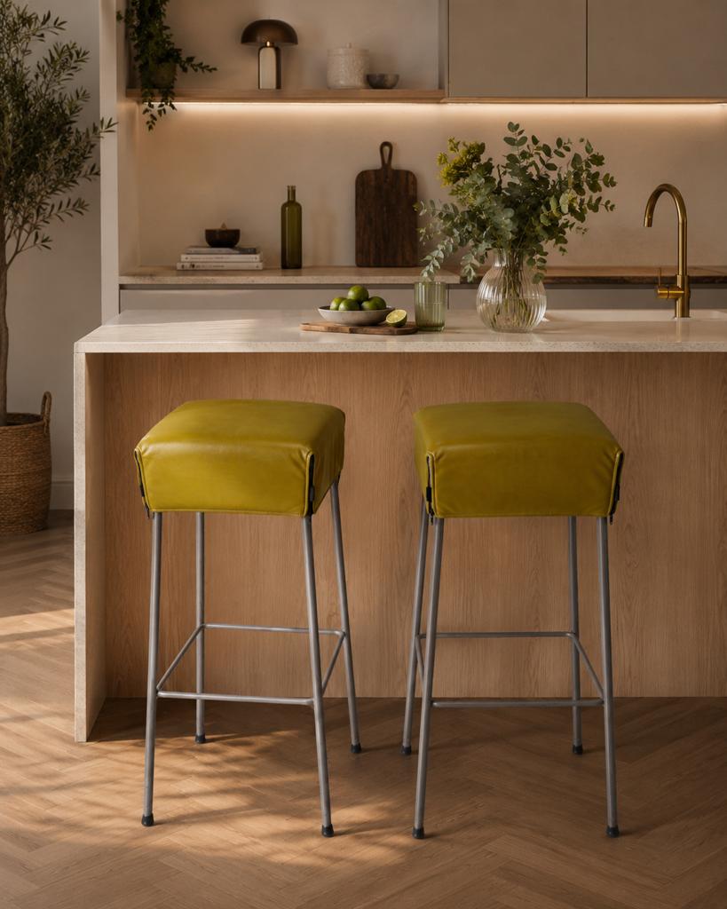 MONTIS SALSA - 2 groene leren barkrukken, Huis en Inrichting, Barkrukken, Gebruikt, 60 tot 90 cm, Leer, 2 krukken, Met voetsteun