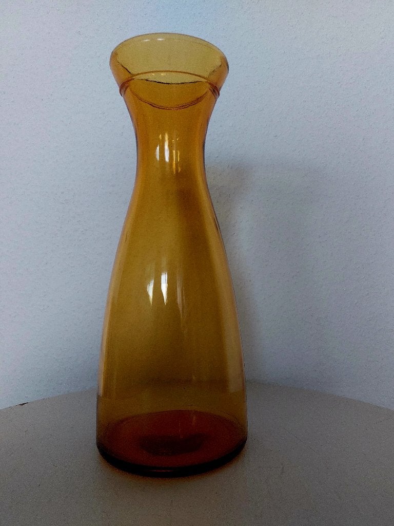 Mid-Century waterkaraf 1L okergeel amber glas persglas, Antiek en Kunst, Ophalen