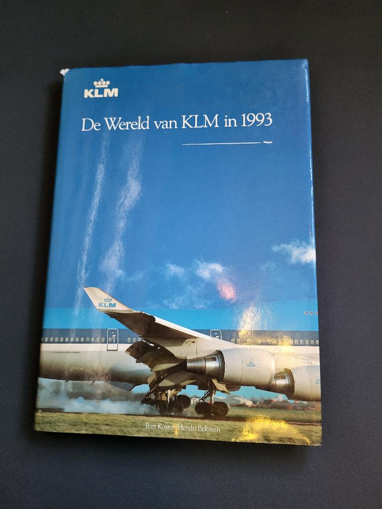 Boek De Wereld van KLM Royal Dutch Airlines in 1993, Ophalen of Verzenden, Zo goed als nieuw