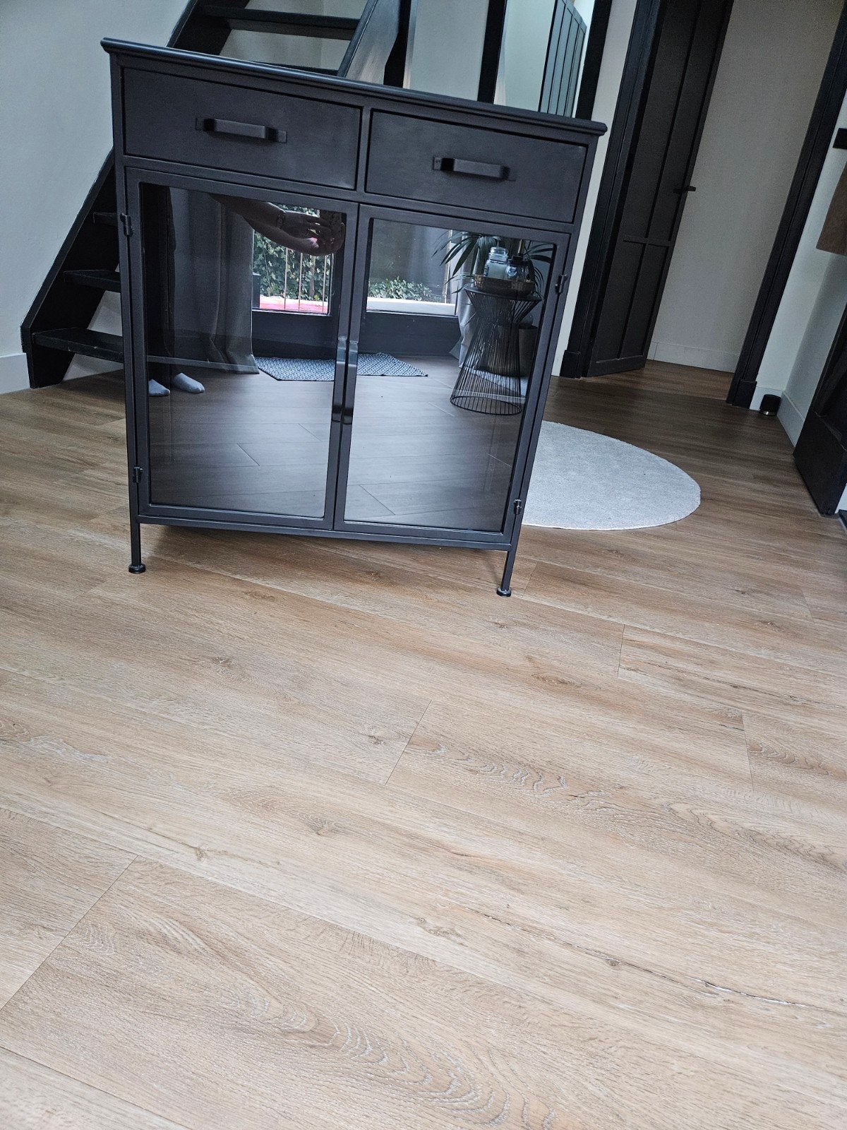 Zwarte kast met lades en glazen deurtjes, Ophalen, Gebruikt, Met deur(en), 50 tot 100 cm