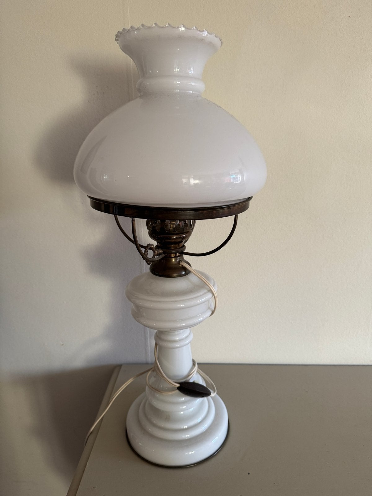 Vintage Witte Tafellamp met Melkglas Kap, Ophalen
