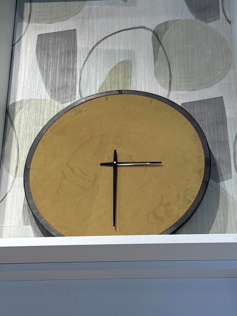 Moderne wandklok - Goudkleurig met zwarte wijzers, Ophalen of Verzenden, Nieuw, Wandklok