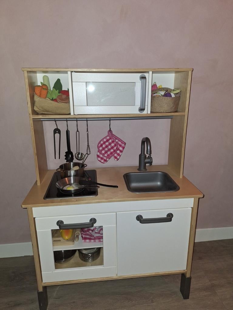 IKEA Duktig Speelkeuken met magnetron en kookplaat, Kinderen en Baby's, Speelgoed | Speelkeukens, Ophalen, Zo goed als nieuw, Hout