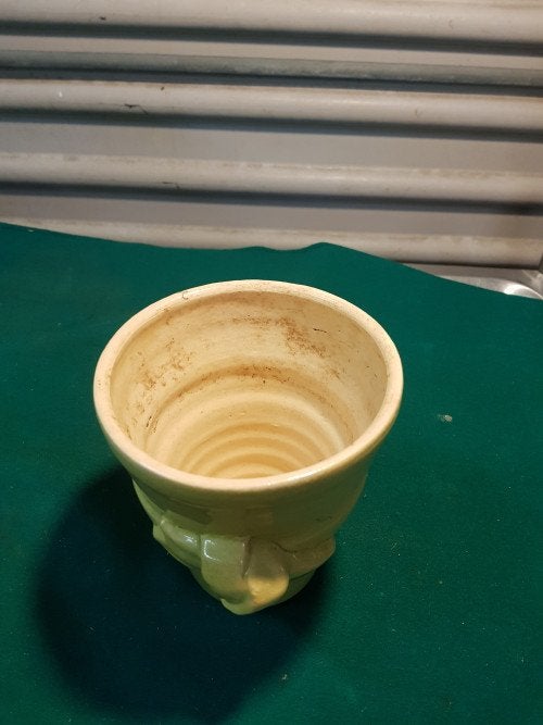 bloempot geel met strik aardewerk, Ophalen of Verzenden, 'T Olde Gre-j, Info@toldegrej.nl, Endepoelstraat 20f Didam