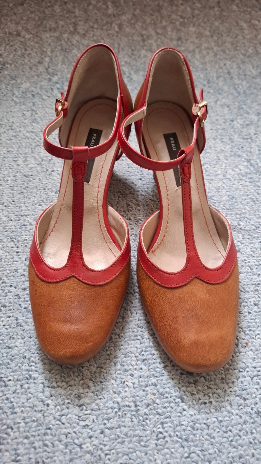 Bruine leren pumps met rode t-bandjes maat 38, Ophalen of Verzenden, Zo goed als nieuw, Bruin