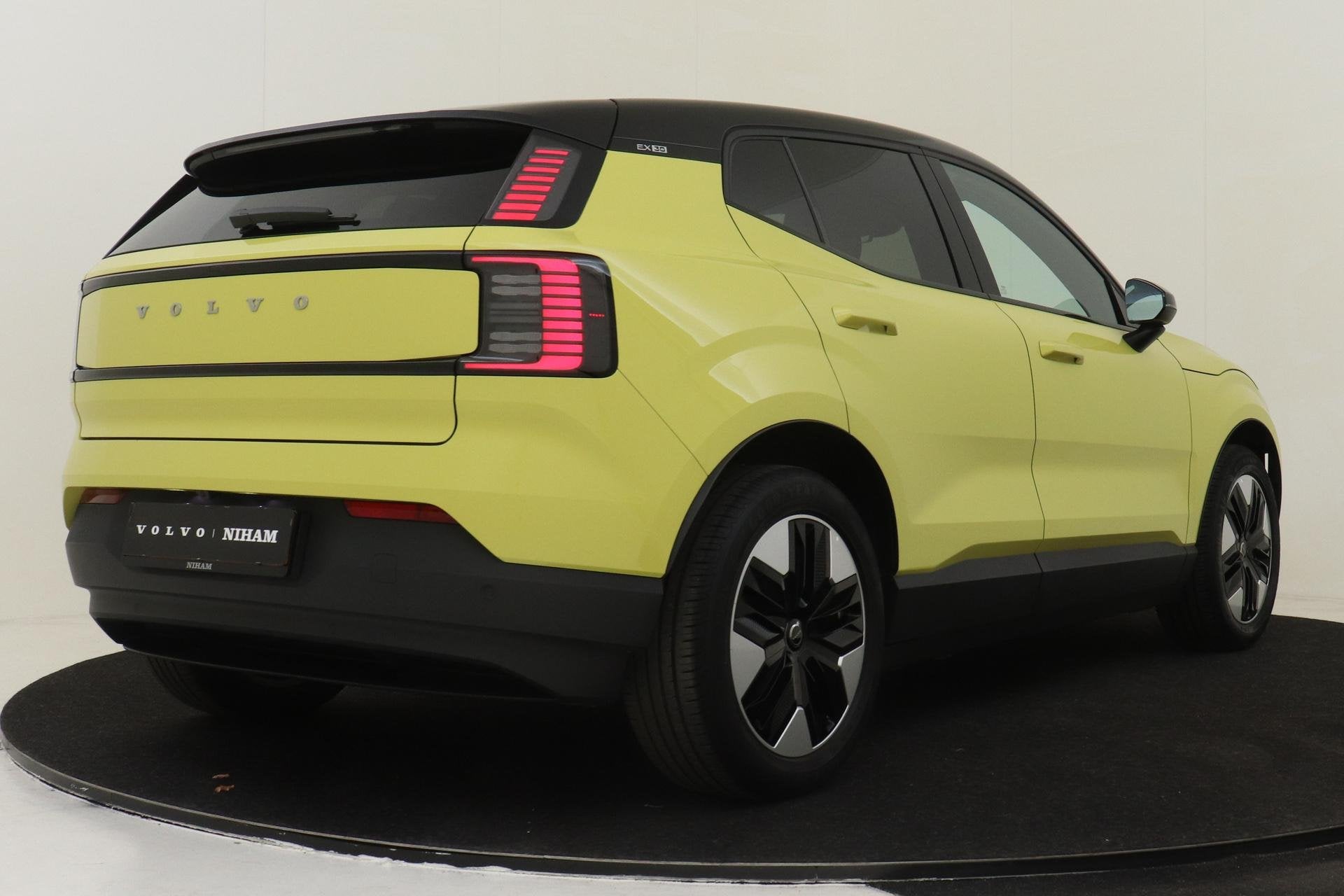 Volvo EX30 SINGLE MOTOR PLUS 51 kWh -HARMAN/KARDON|CARPLAY|C, Automaat, 12 maanden, Achterwielaandrijving, 77 €/maand