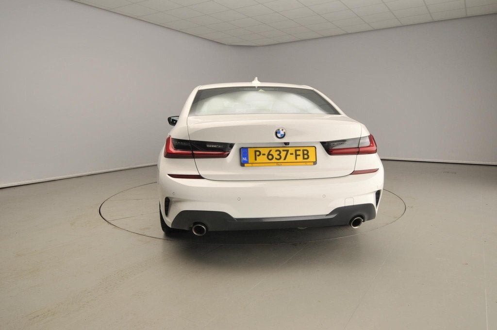 BMW 3 Serie Sedan 318i | M-Sportpakket | LED | Leder | Navig, Automaat, Gebruikt, Euro 6, 1465 kg