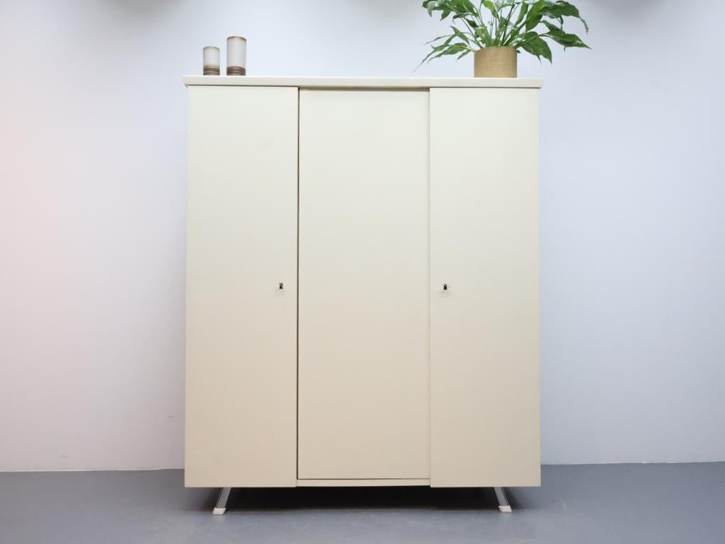 Vintage Crème Kleurige Kledingkast met Schuifdeuren, Gebruikt, 100 tot 150 cm, Met plank(en), Onbekend