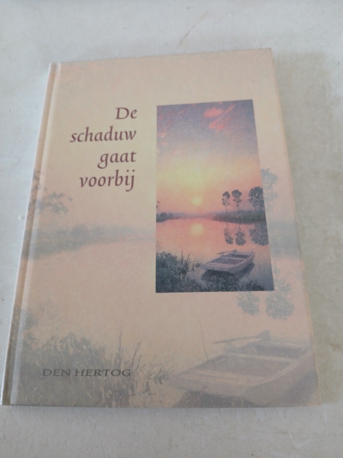 De schaduw gaat voorbij., Boeken, Ophalen of Verzenden, Gelezen