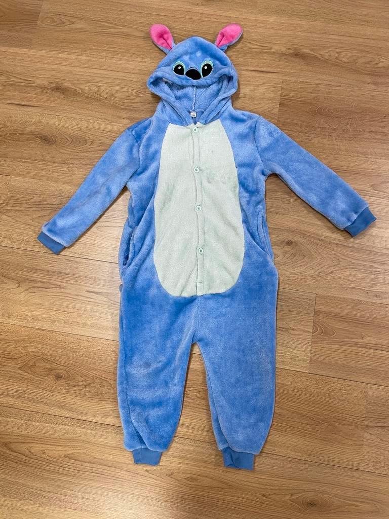 Stitch fleece onesie - maat 116/122, Kinderen en Baby's, Carnavalskleding en Verkleedspullen, 110 t/m 116, Ophalen of Verzenden