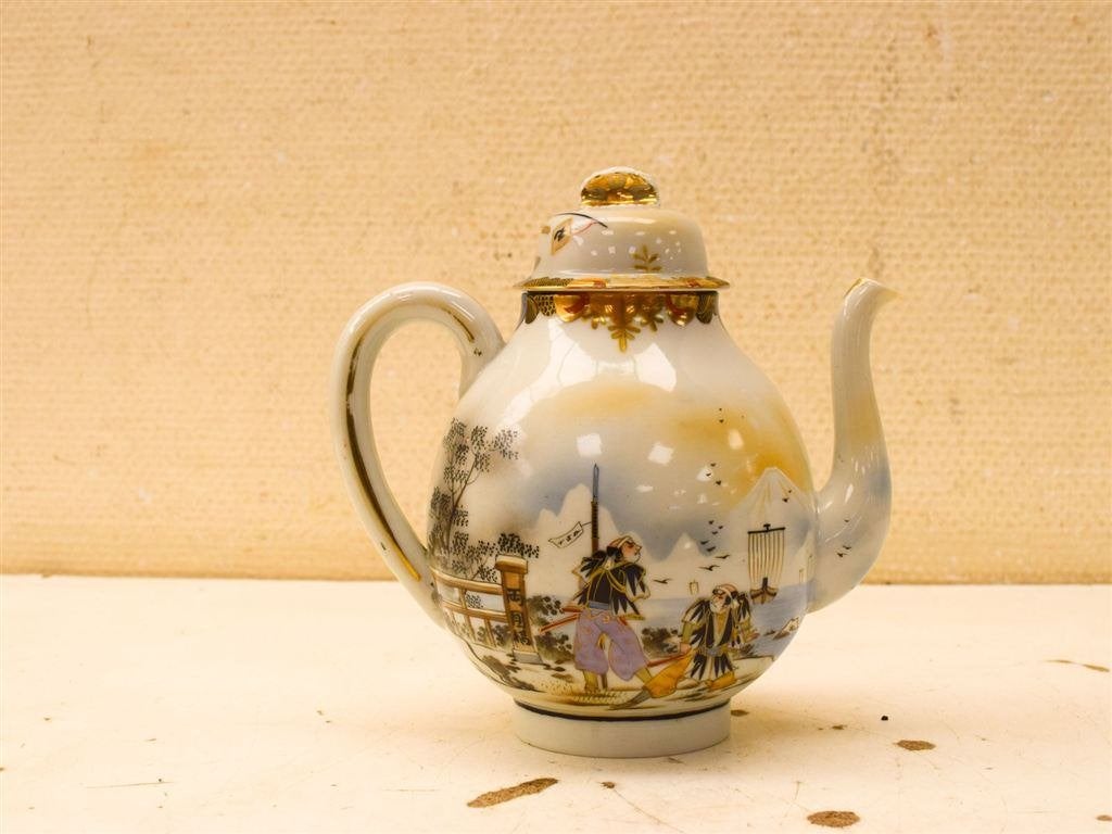 Porseleinen theepot 51284, Gebruikt, Ophalen of Verzenden, Bord(en), Overige stijlen