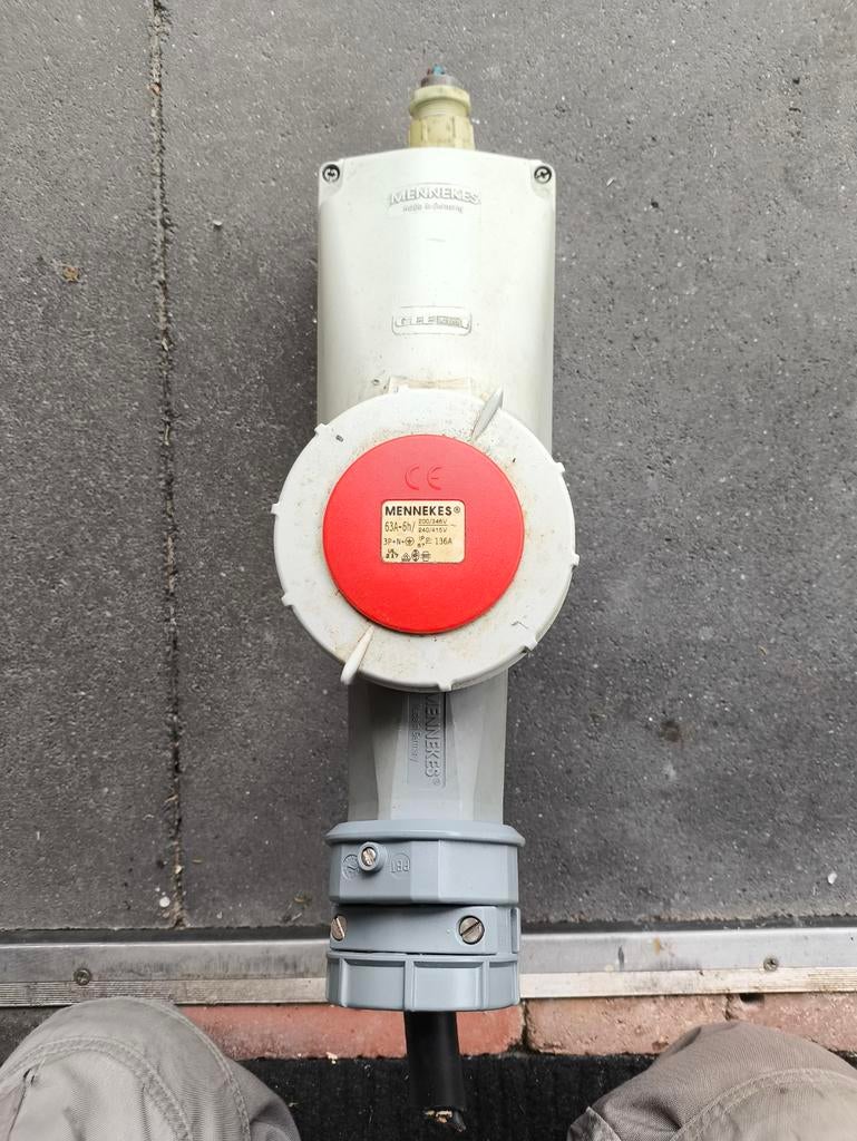 Te koop mennekes 63 Amp krachtstroom stopcontact en stekker, Doe-het-zelf en Verbouw, Elektra en Kabels, Ophalen, Zo goed als nieuw