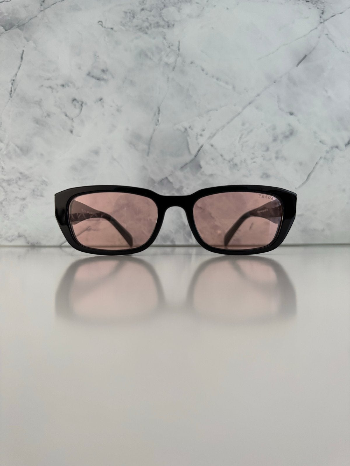 Prada PR B06S Zwart/Lichtrood zonnebril, Zonnebril, Prada, Zwart, Nieuw