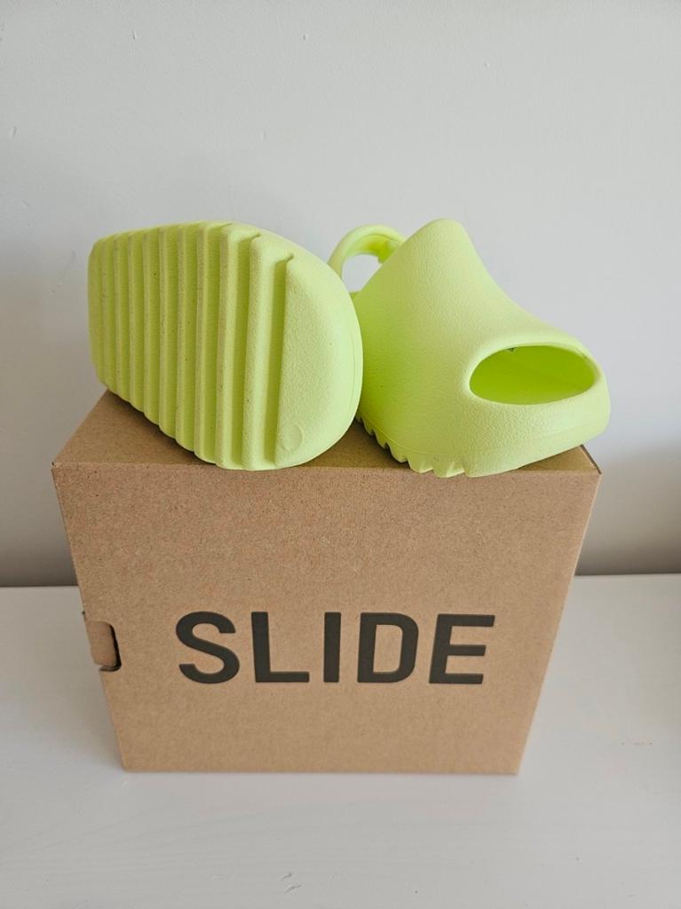Adidas Yeezy Slide Infants Glow Green - Maat 23, Kinderen en Baby's, Adidas Yeezy, Jongen of Meisje, Schoenen, Nieuw