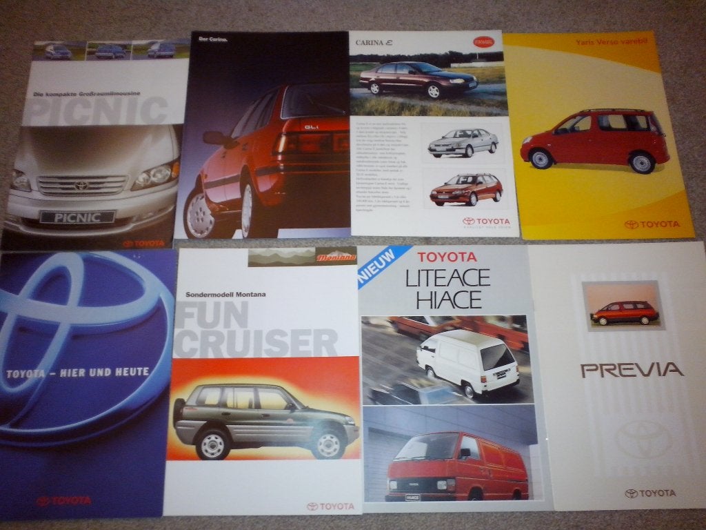 28x Toyota folders brochures Fun Land Cruiser Corolla Yaris, Ophalen of Verzenden, Zo goed als nieuw, Toyota