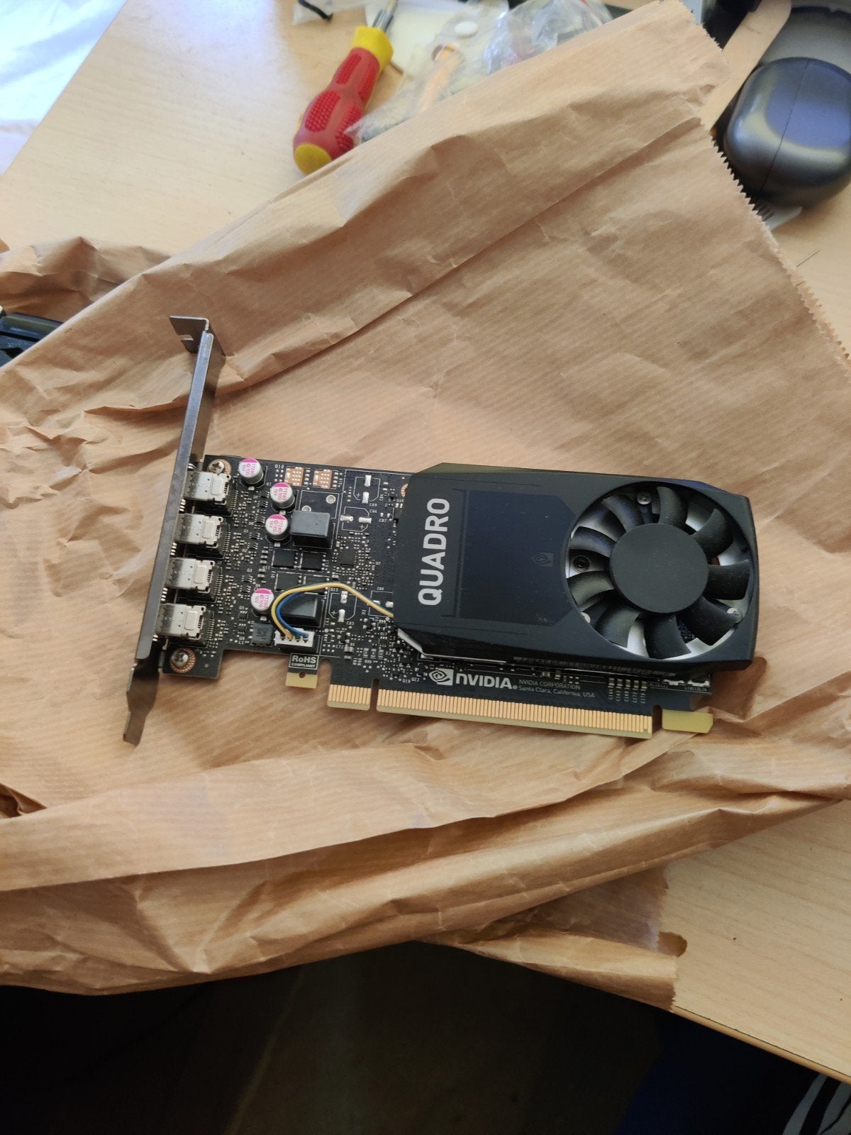 NVIDIA Quadro P1000 4GB Grafische Kaart, Computers en Software, DisplayPort, Ophalen of Verzenden, PCI-Express 1, Nvidia