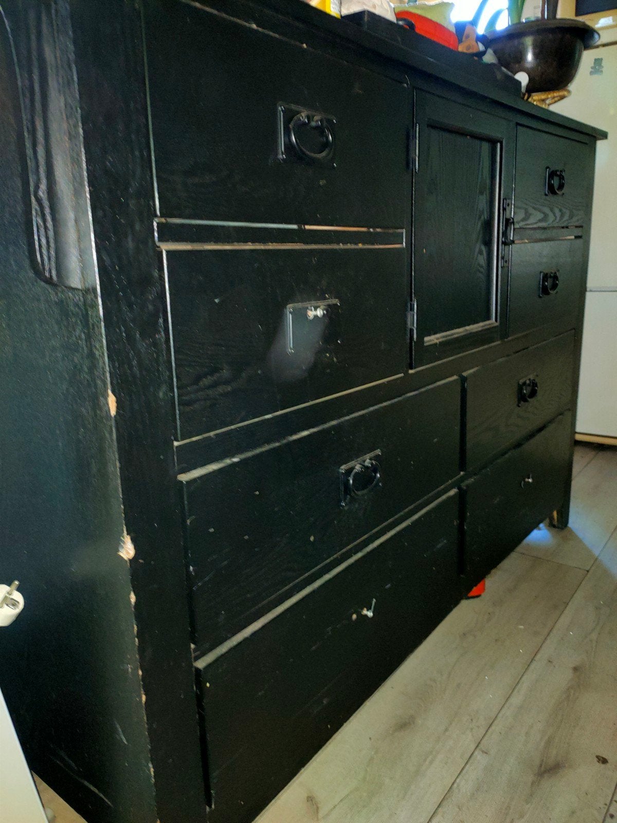 Zwarte kast met spiegel., Ophalen, Gebruikt, 100 tot 150 cm, 5 laden of meer