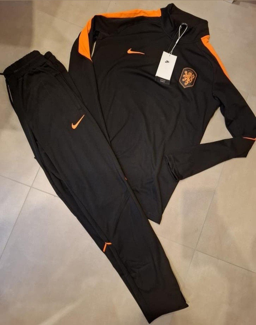 Nike Oranje Trainingspak - Maten 110, 116, 128, Jongen of Meisje, Nieuw, Ophalen of Verzenden, Setje