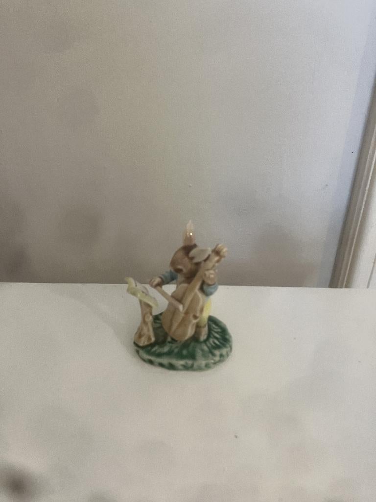 Vintage porseleinen beeldje van konijntje dat cello speelt, Ophalen of Verzenden, Zo goed als nieuw, Mens