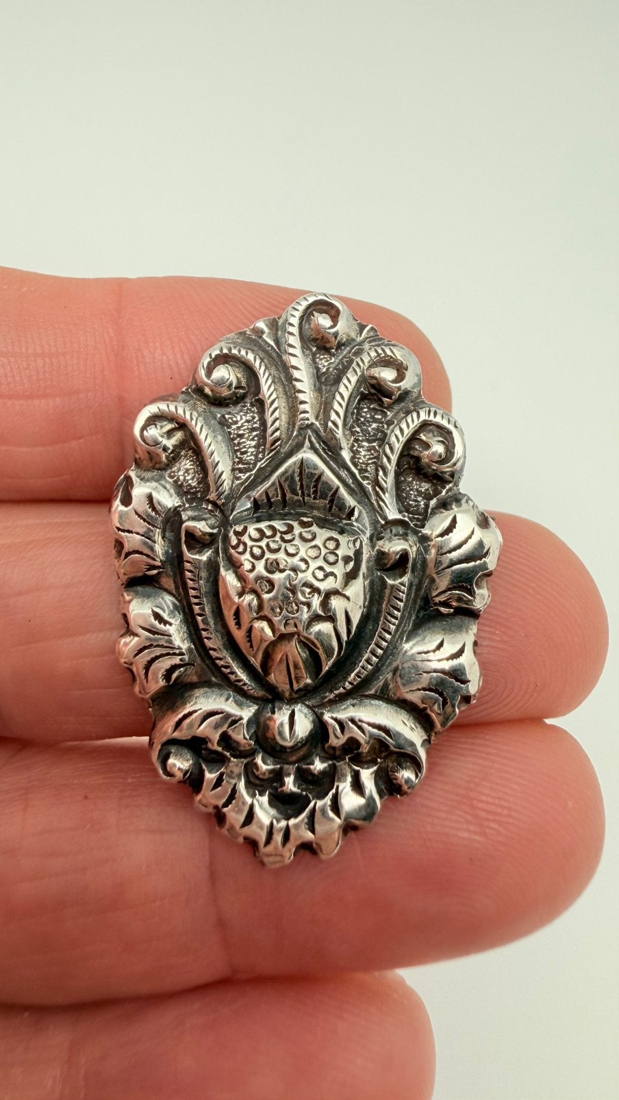 Antiek Djokja zilveren broche, tevens hanger uit Indonesië, Sieraden, Tassen en Uiterlijk, Broches, Verzenden, Zo goed als nieuw