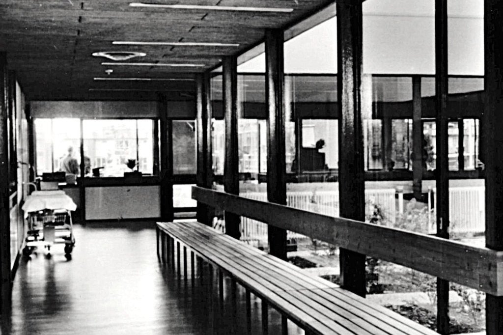 969362	Hoorn	ziekenhuis	Wederopbouw Polikliniek Alg streek, Ophalen of Verzenden, 1960 tot 1980, Ongelopen, Noord-Holland
