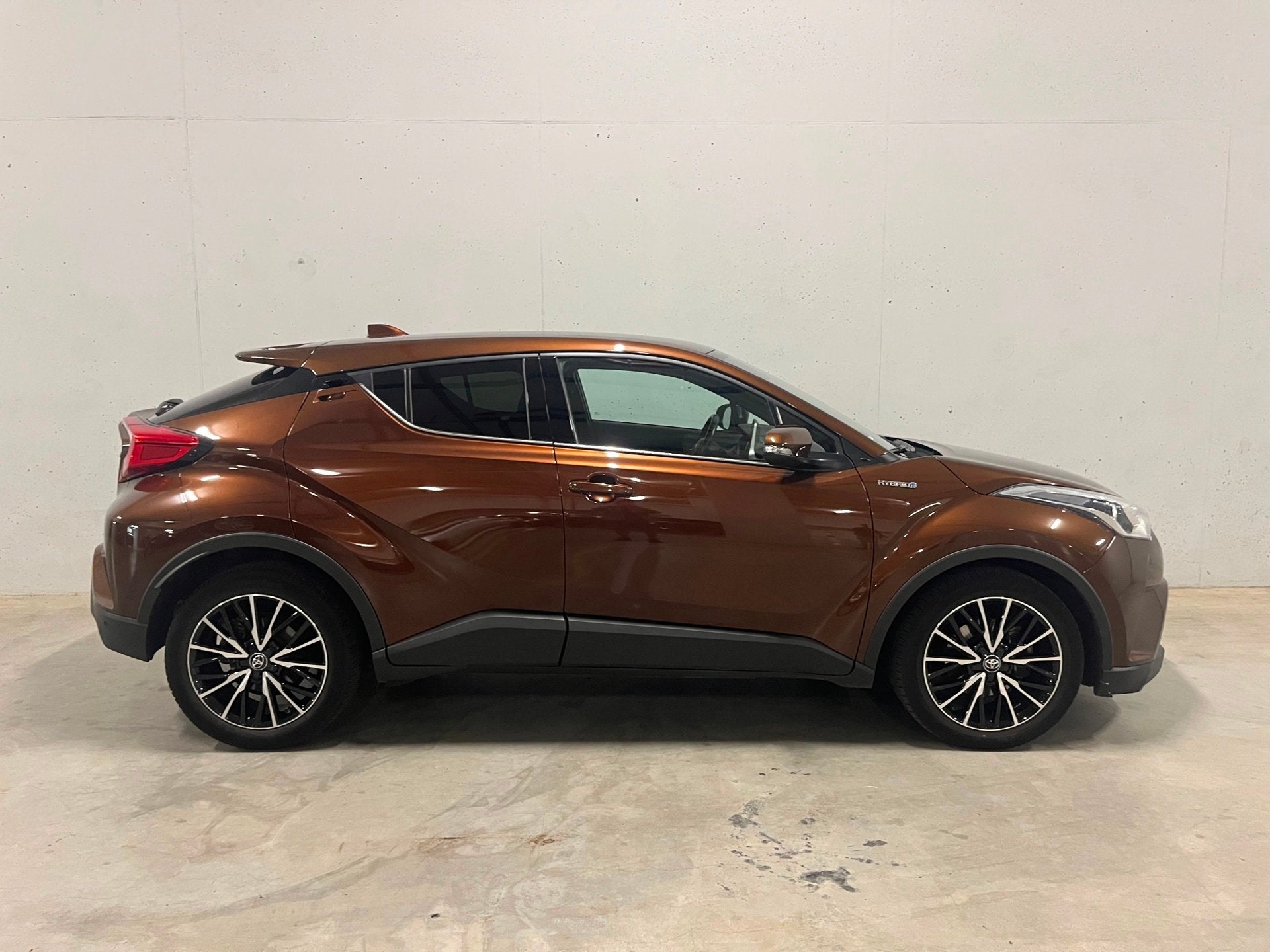 Toyota C-HR 1.8 Hybrid Executive Automaat Leer Navi Camera, Auto's, Euro 6, 4 cilinders, Bruin, 26 km/l