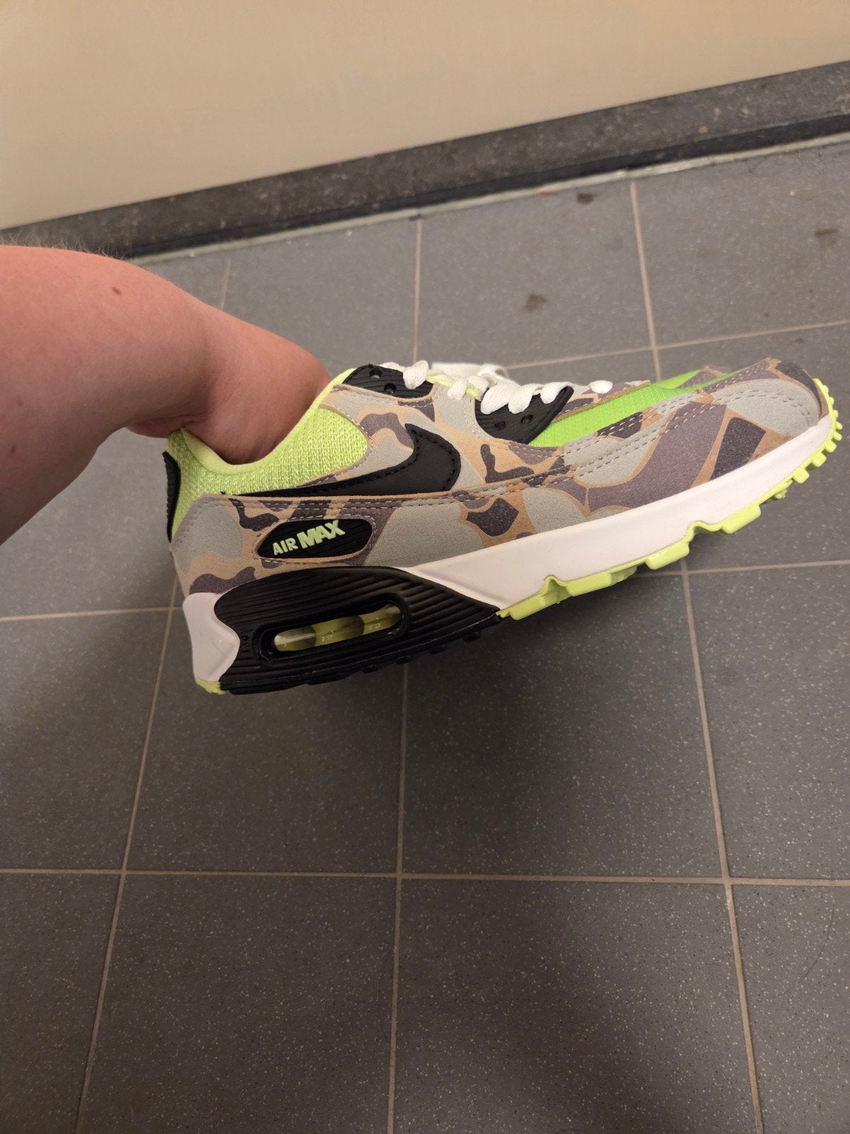 Nike Air Max 90 - Neon Groen Camo - Maat 39, Kleding | Dames, Ophalen, Nieuw, Sneakers of Gympen, Groen