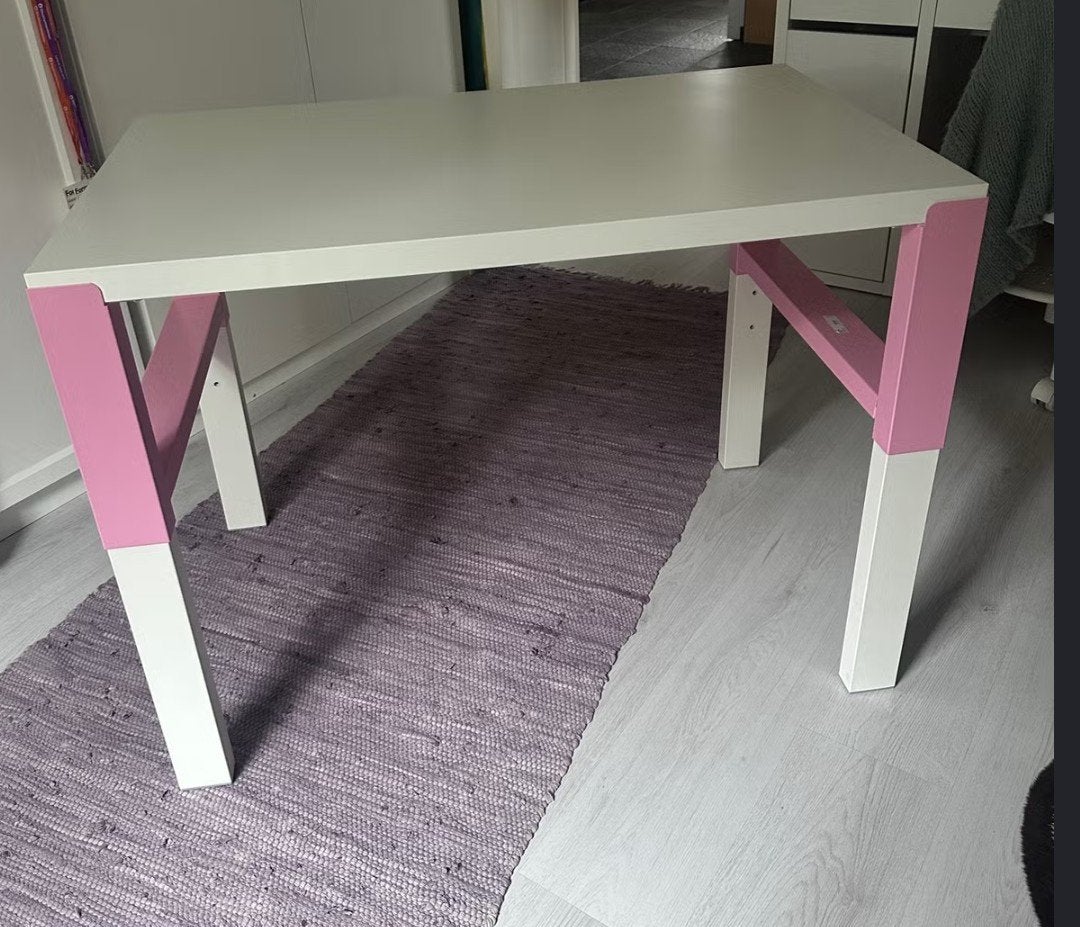 Kinderbureau/tafel wit met roze accenten Gratis, Ophalen, Gebruikt, Modern, Speels, 100 tot 150 cm