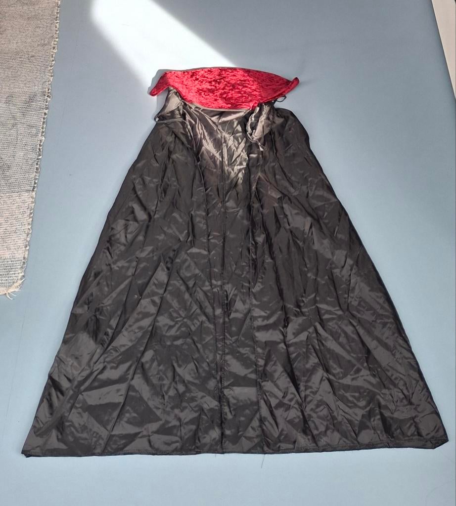 Vampier cape met rode kraag - Halloween/Carnaval, Ophalen of Verzenden, Gebruikt, 146 t/m 152, Jongen of Meisje