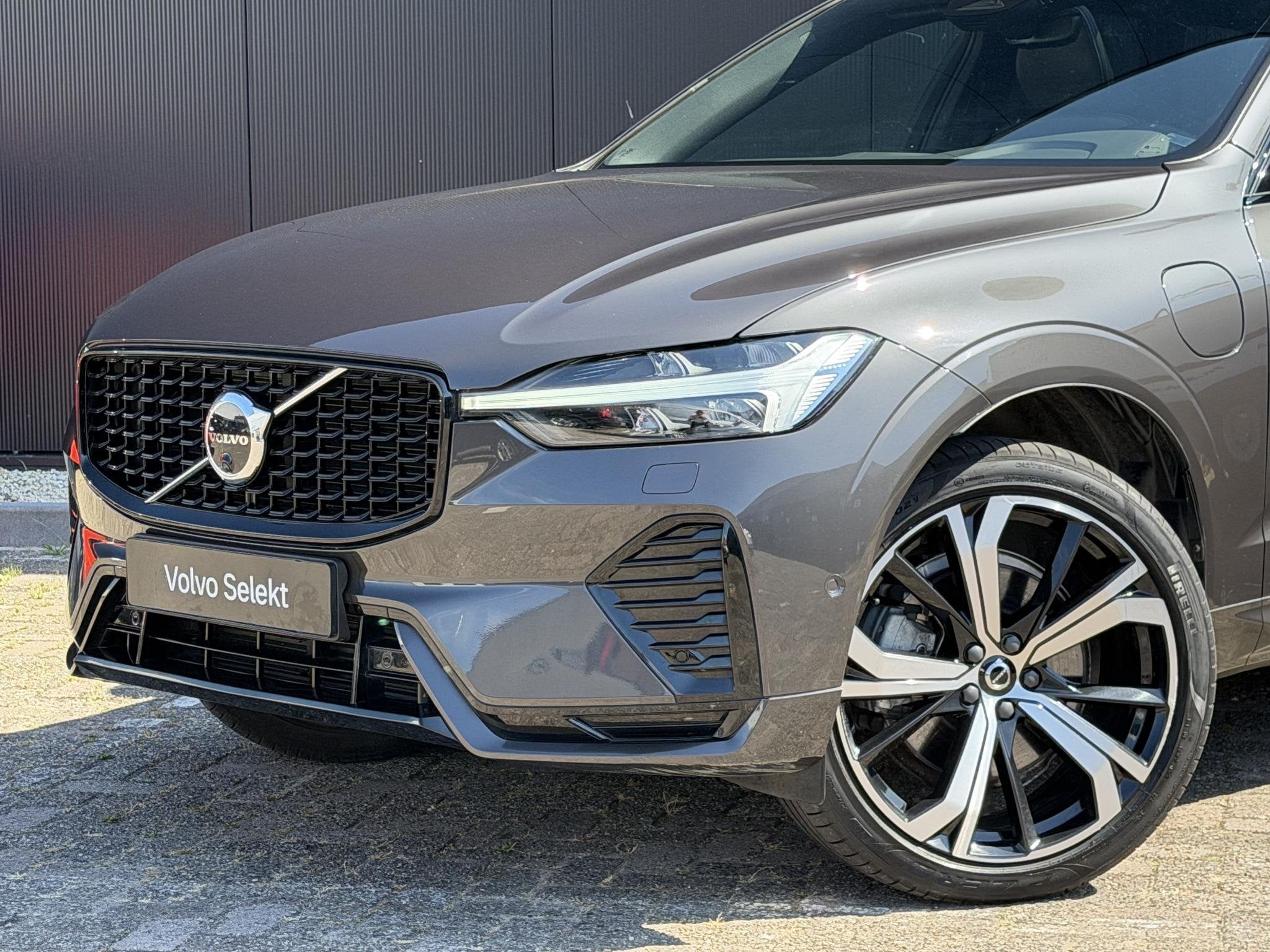 Volvo XC60 2.0 T8 Plug-in hybrid AWD R-Design dark/ long ran, Auto's, Automaat, Automatische klimaatregeling, Gebruikt, 4 cilinders