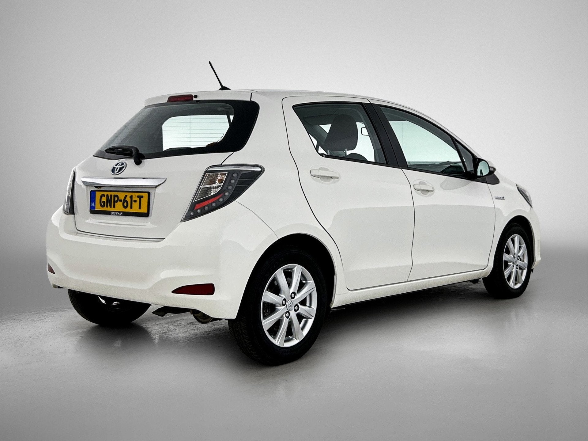 Toyota Yaris 1.5 Full Hybrid Aspiration | Stoelverwarming |, Auto's, Gebruikt, 4 cilinders, 1070 kg, Wit