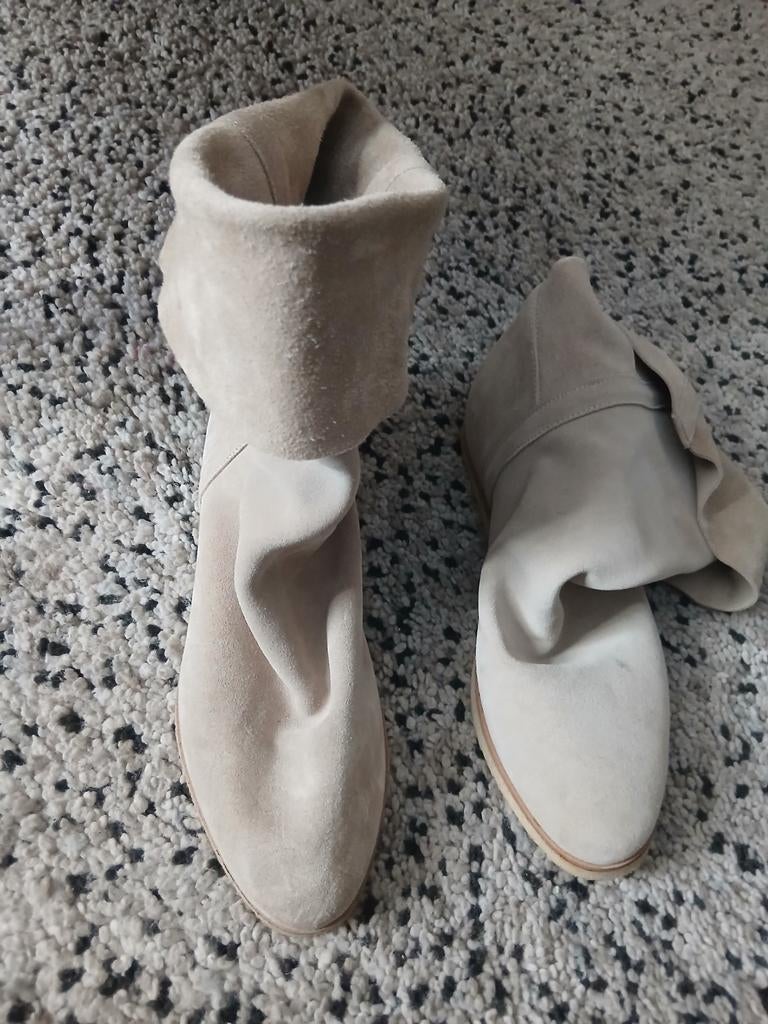 Beige suède enkellaarzen - Maat 39, Kleding | Dames, Schoenen, Ophalen of Verzenden, Gedragen, Beige, Lage of Enkellaarzen