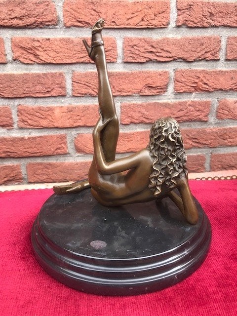 pikant liggende jongedame, erotica, brons en marmer, Brons, Beeld, Vrouw, Gemerkt