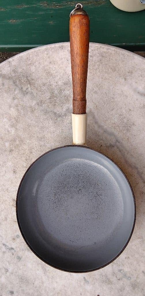 FE BELGIUM mosterdgele gietijzeren koekenpan 19,5 cm (G314), Pannenkoekenpan, Gebruikt, Gietijzer, Ophalen of Verzenden