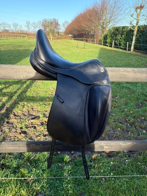 Dressuurzadel Prestige 17 inch, Dieren en Toebehoren, Paarden en Pony's | Zadels, Ophalen, Zo goed als nieuw, Dressuur