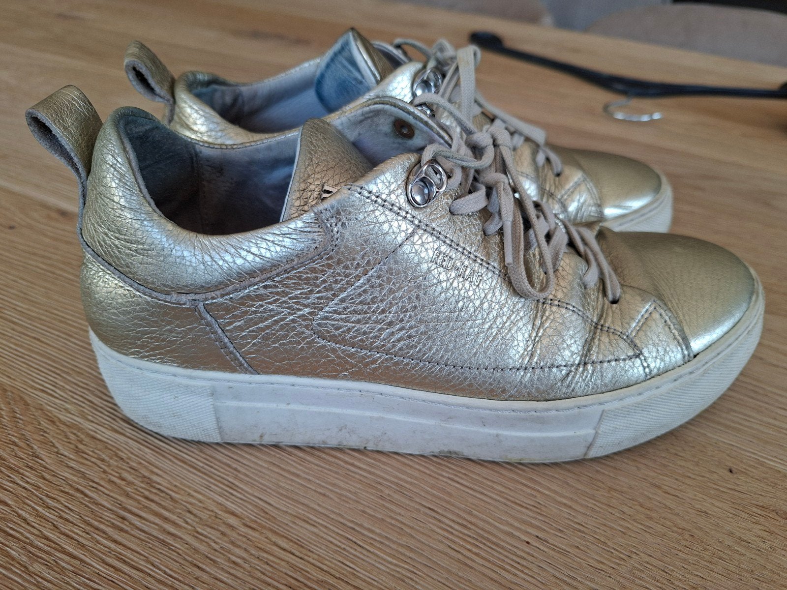 Gouden sneakers maat 39, Overige kleuren, Ophalen of Verzenden, Sneakers of Gympen, Red rag