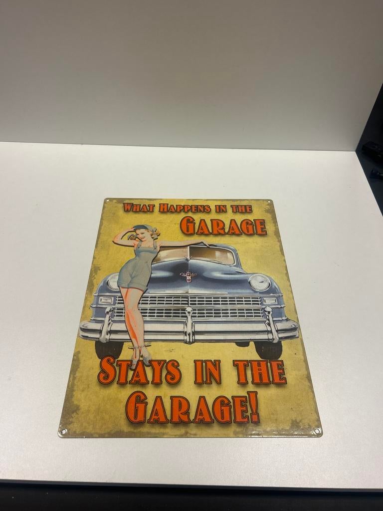 Metalen emaille bord: What happens in the garage, Antiek en Kunst, Ophalen