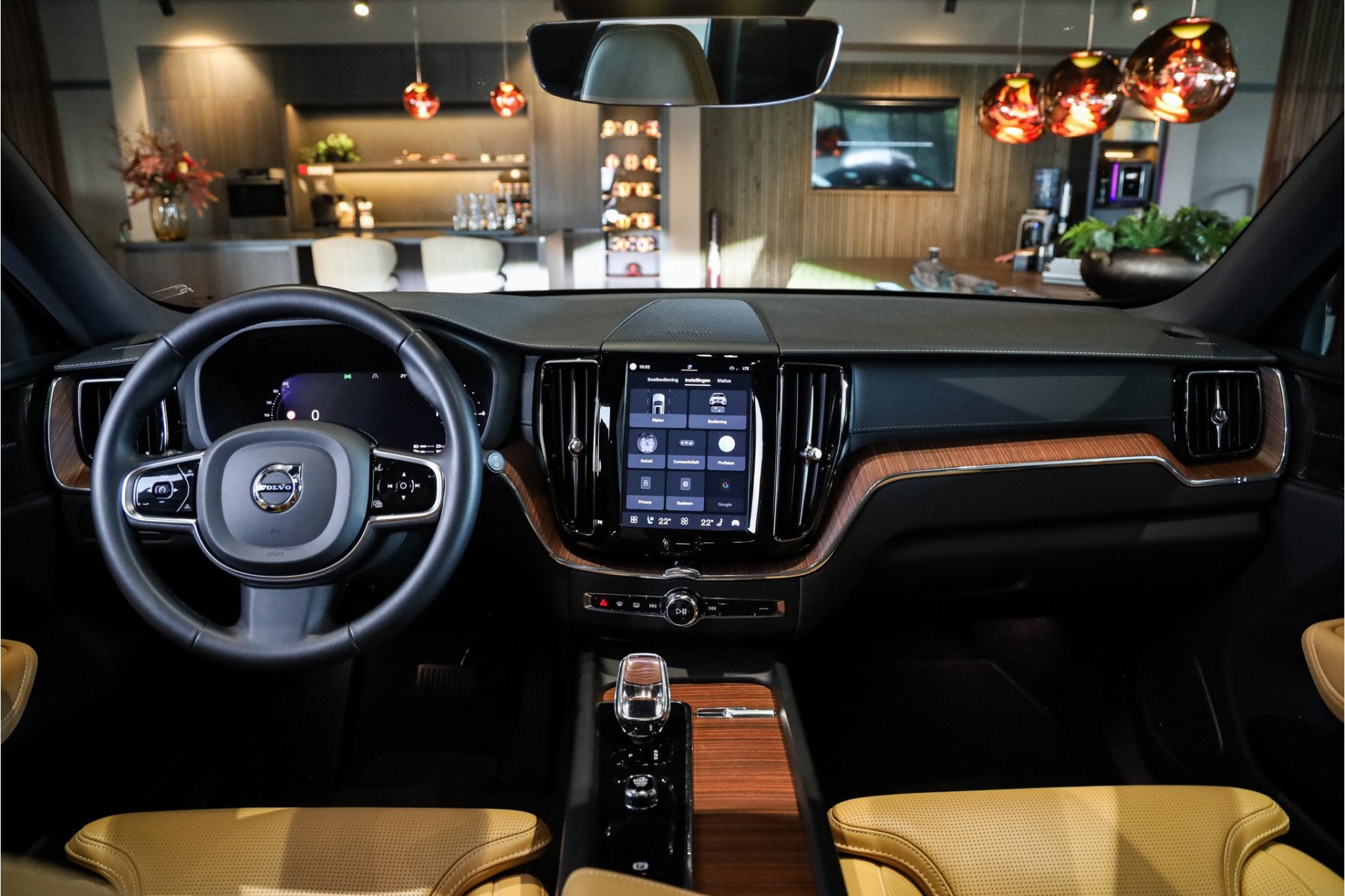 Volvo XC60 2.0 T6 Plug-in hybrid AWD Ultimate Bright Panoram, Auto's, Automaat, Gebruikt, 2063 kg, 4 cilinders