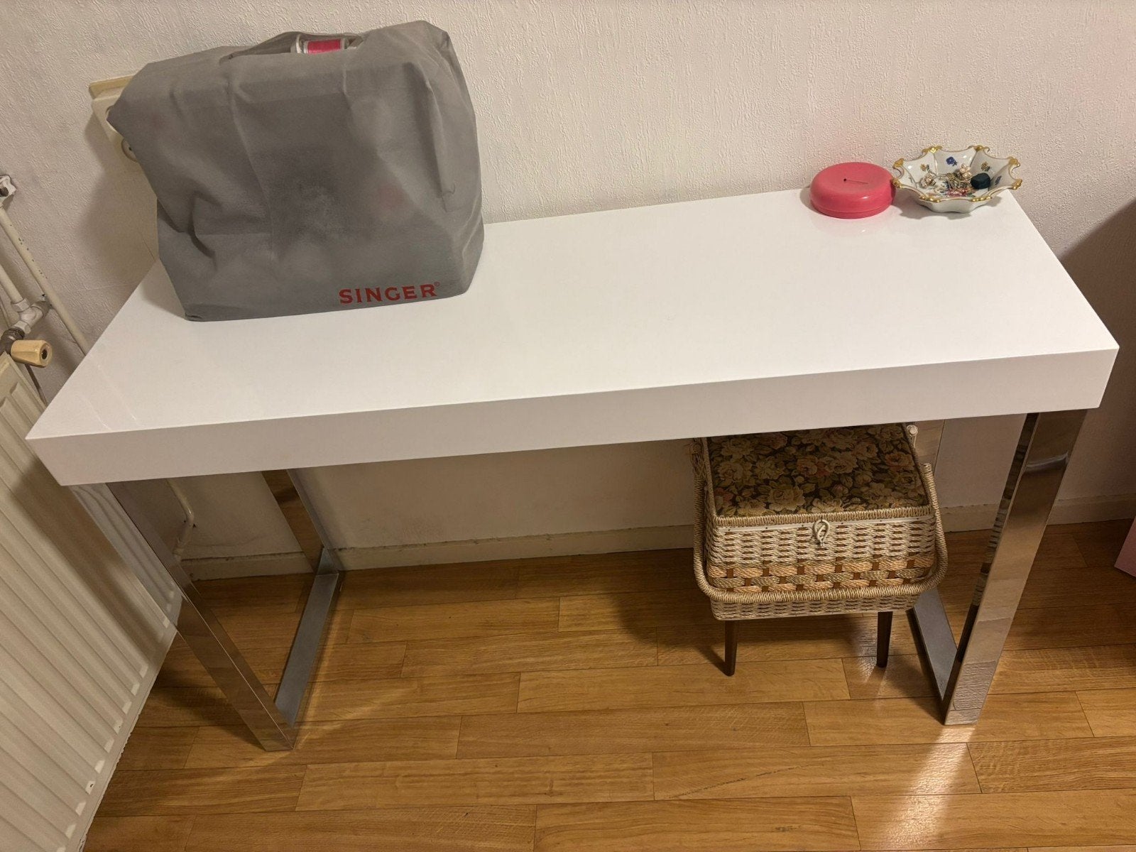 Strak, tijdloos, modern bureau/bijzettafel met chromen poten, Huis en Inrichting, Bureaus, Ophalen of Verzenden